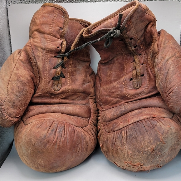 Vintage 1950s Pair Adult Leather Boxing Gloves Red Golden Glove Tournament - Picture 1 of 6